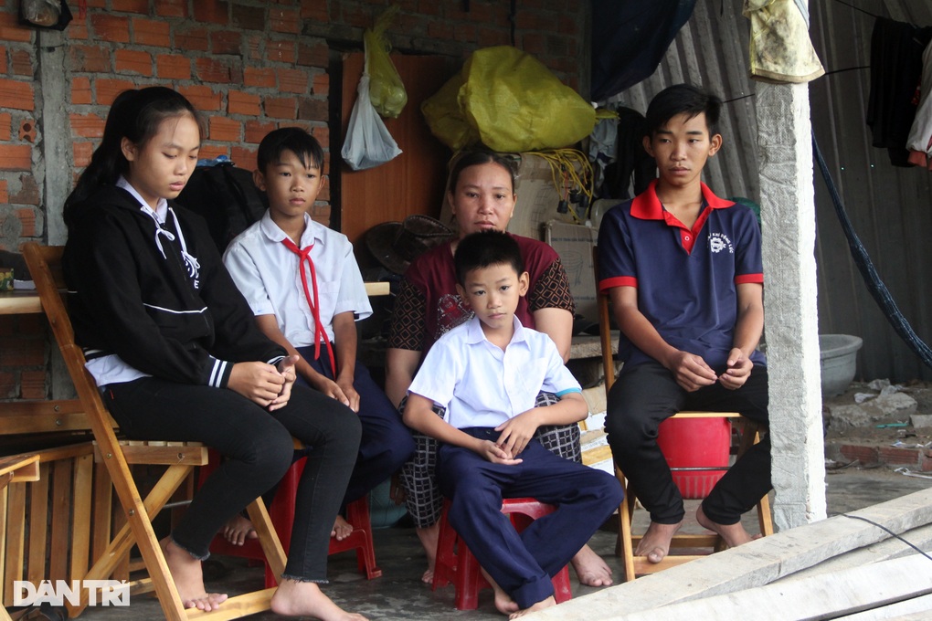 5 mẹ con sống trong chòi tạm, đêm lạnh co ro khi nước mưa dột tứ bề - 2 5 mẹ con sống trong chòi tạm, đêm lạnh co ro khi nước mưa dột tứ bề - 2