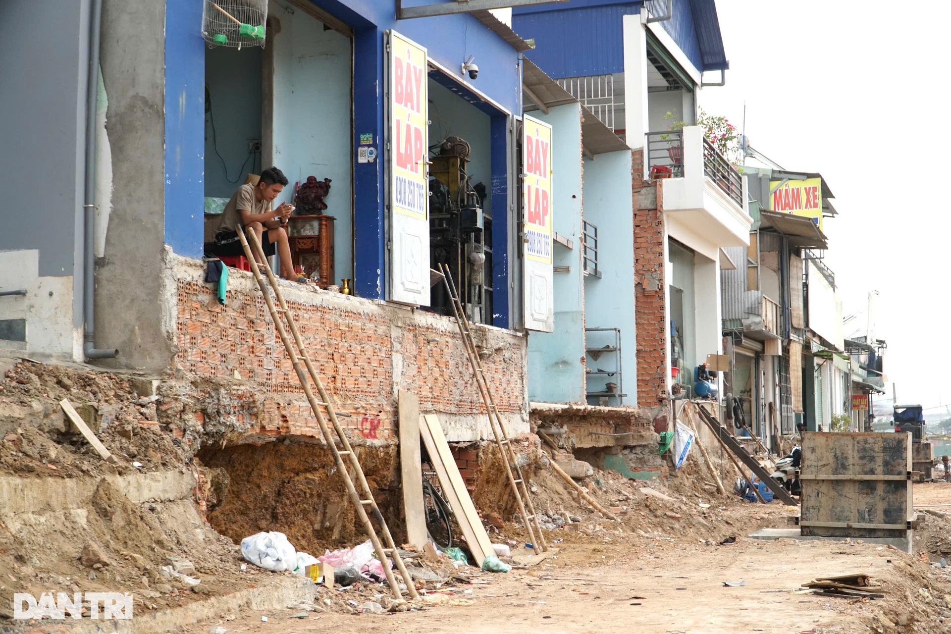Hàng chục hộ dân phải bắc thang leo vào nhà ở công trình Vành đai 3 TPHCM - 1 Hàng chục hộ dân phải bắc thang leo vào nhà ở công trình Vành đai 3 TPHCM - 1