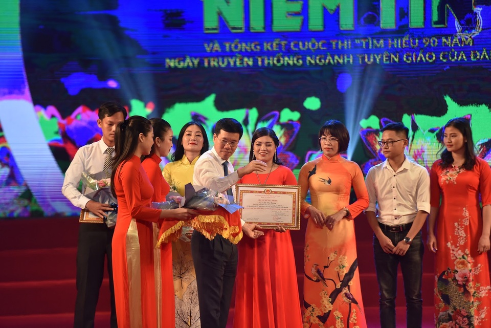 Trao giải cuộc thi tìm hiểu 90 năm ngành Tuyên giáo của Đảng - 4 Trao giải cuộc thi tìm hiểu 90 năm ngành Tuyên giáo của Đảng - 4