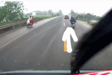 Đứng tim với pha đánh lái tránh người đi xe máy ngã nhào trước mũi ô tô