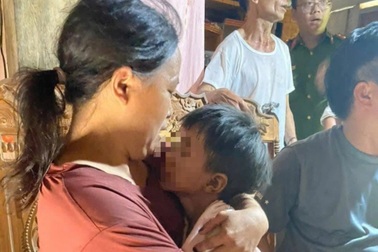 Bé trai lạc trong rừng sút 4kg, khản giọng gọi "sao mẹ không trả lời con"
