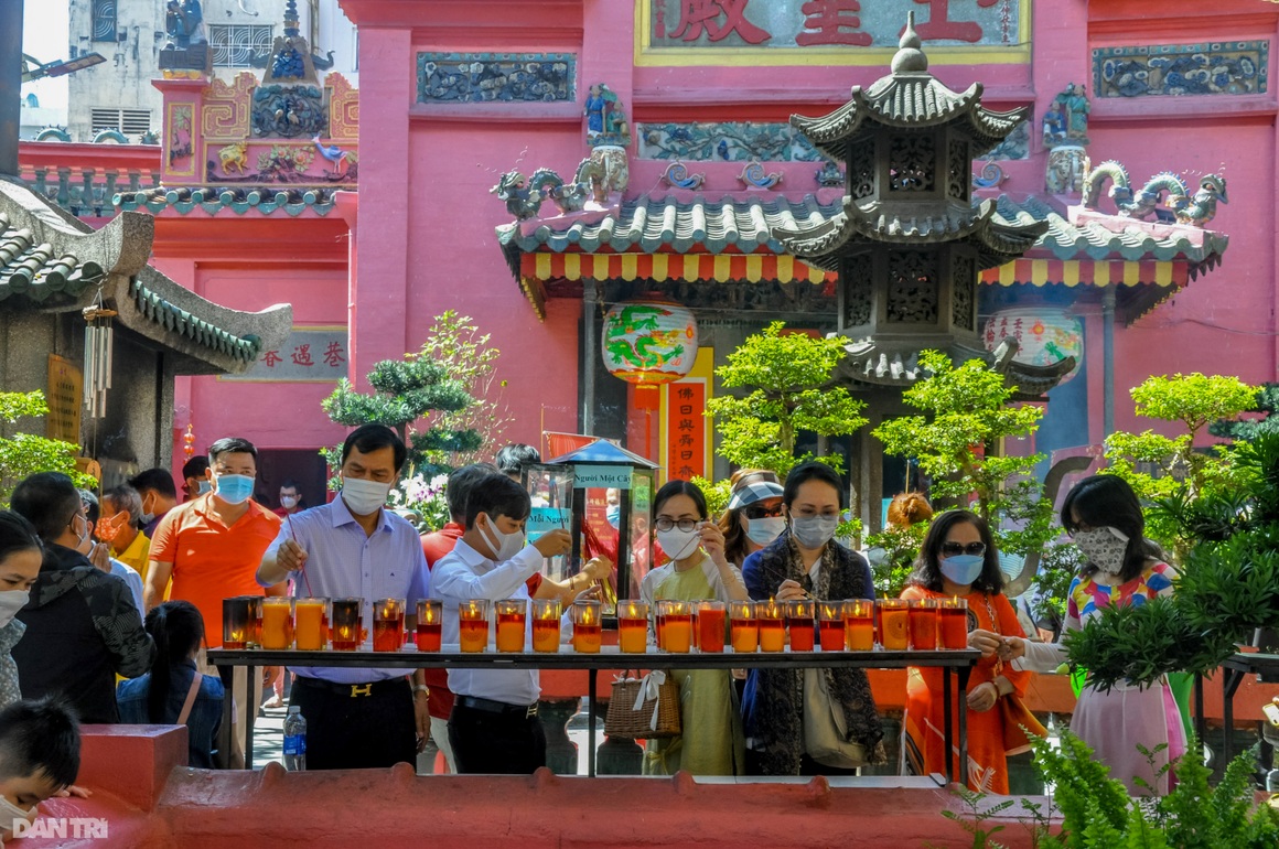 Người dân Sài Gòn tấp nập đến chùa xin con trong ngày đầu năm - 4 Người dân Sài Gòn tấp nập đến chùa xin con trong ngày đầu năm - 4