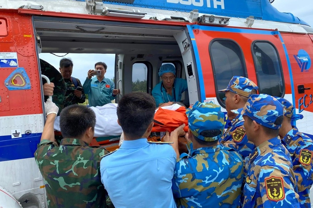 Điều trực thăng ra Trường Sa cấp cứu ngư dân bị thương - 1 Điều trực thăng ra Trường Sa cấp cứu ngư dân bị thương - 1