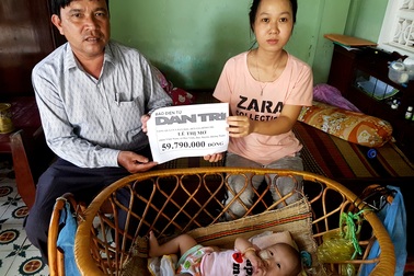 Tiếp tục trao gần 60 triệu đồng đến với bé 3 tháng tuổi phải nhờ ống xông sữa để duy trì sự sống