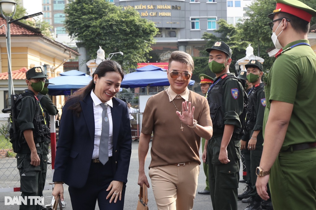 Vy Oanh, Đàm Vĩnh Hưng vội vã rời tòa, Thủy Tiên phản ứng gì khi vắng mặt? - 2 Vy Oanh, Đàm Vĩnh Hưng vội vã rời tòa, Thủy Tiên phản ứng gì khi vắng mặt? - 2