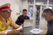 Tài xế bị phạt 13 triệu đồng, trừ 6 điểm bằng lái vì đón khách trên cao tốc