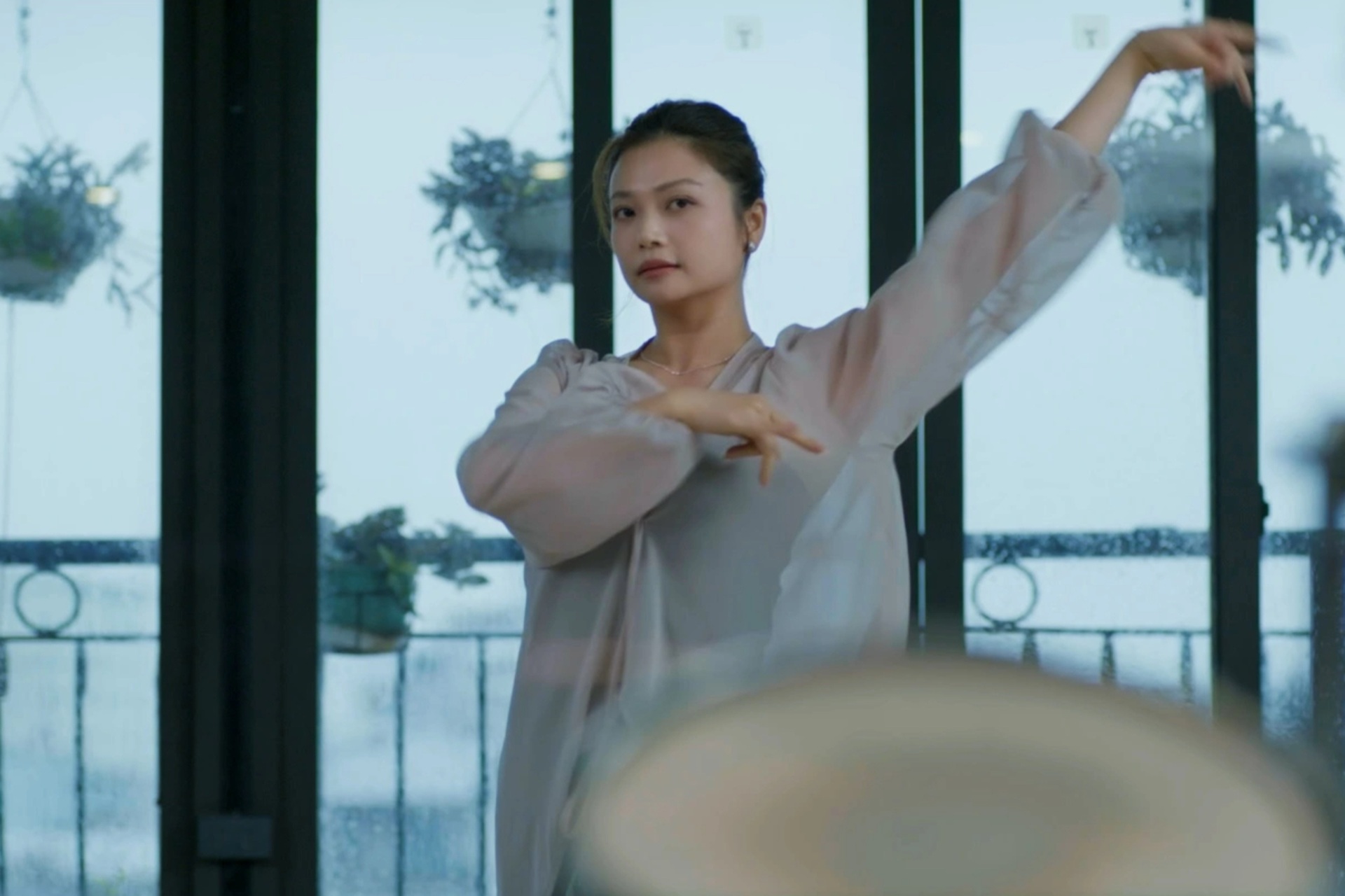 Vẻ đẹp mặn mà, sắc vóc quyến rũ ở tuổi 45 của NSƯT Kiều Anh - 2