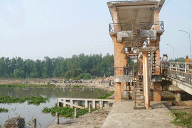 Đôi nam nữ bị trói chết tại cống ngăn lũ