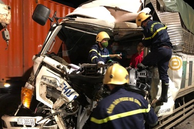 Hàng chục cảnh sát giải cứu tài xế mắc kẹt trong ca bin bẹp rúm