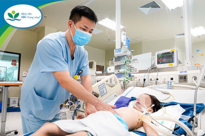 TS.BS Đặng Ánh Dương – Trưởng khoa Điều trị tích cực Ngoại khoa thăm khám cho bệnh nhi bị tai nạn giao thông. Ảnh BV Nhi TW