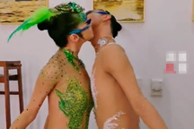 Điệu múa đình đám của "khổng tước làng múa" Dương Lệ Bình bị chê phản cảm