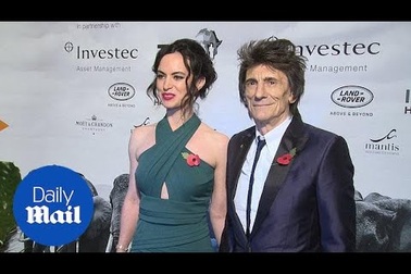 Ronnie Wood đưa vợ đẹp Sally Humphreys dự sự kiện