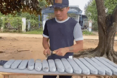 Chàng trai dân tộc Rơ Ngao chơi các bản nhạc "hit" trên đàn đá