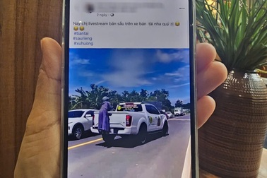 Bác bỏ thông tin một phụ nữ đu bám sau ô tô để livestream bán sầu riêng
