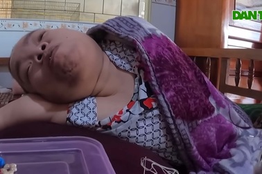 Chị Nguyễn Thị Thúy An xếp hạc, xỏ kim bằng lưỡi nhanh như chớp