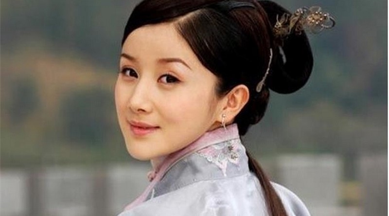 “Mỹ nhân tụt váy” Tôn Phi Phi khác lạ vì lạm dụng dao kéo thẩm mỹ - 1