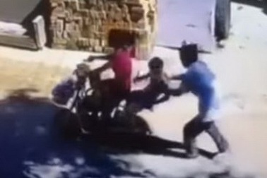 Sốc với cảnh bắt cóc trẻ con ngồi trên ghế sau xe đạp