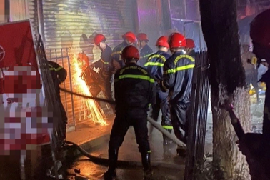 Cảnh sát kịp thời dập tắt đám cháy cửa hàng gần trường học