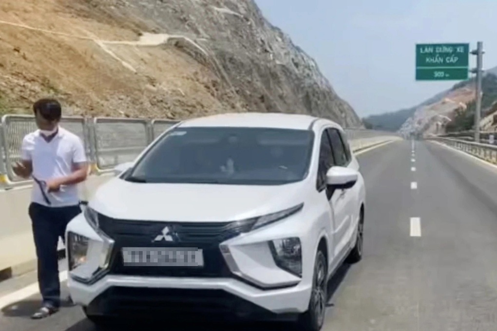 Bị lạc đường, tài xế lái ô tô ngược chiều trên cao tốc Hoài Nhơn - Quy Nhơn - 1 Bị lạc đường, tài xế lái ô tô ngược chiều trên cao tốc Hoài Nhơn - Quy Nhơn - 1