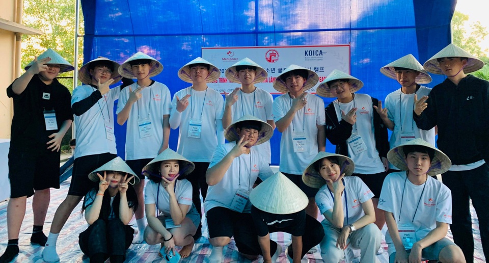 Học sinh Hàn Quốc vẽ tranh tường, giao lưu với trẻ khuyết tật Quảng Trị - 7 Học sinh Hàn Quốc vẽ tranh tường, giao lưu với trẻ khuyết tật Quảng Trị - 7