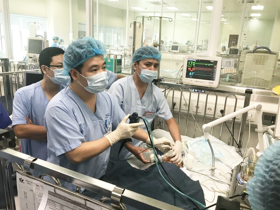Hà Nội: Bé trai 2 tuổi suýt mất mạng vì sặc hạt điều - 1 Hà Nội: Bé trai 2 tuổi suýt mất mạng vì sặc hạt điều - 1