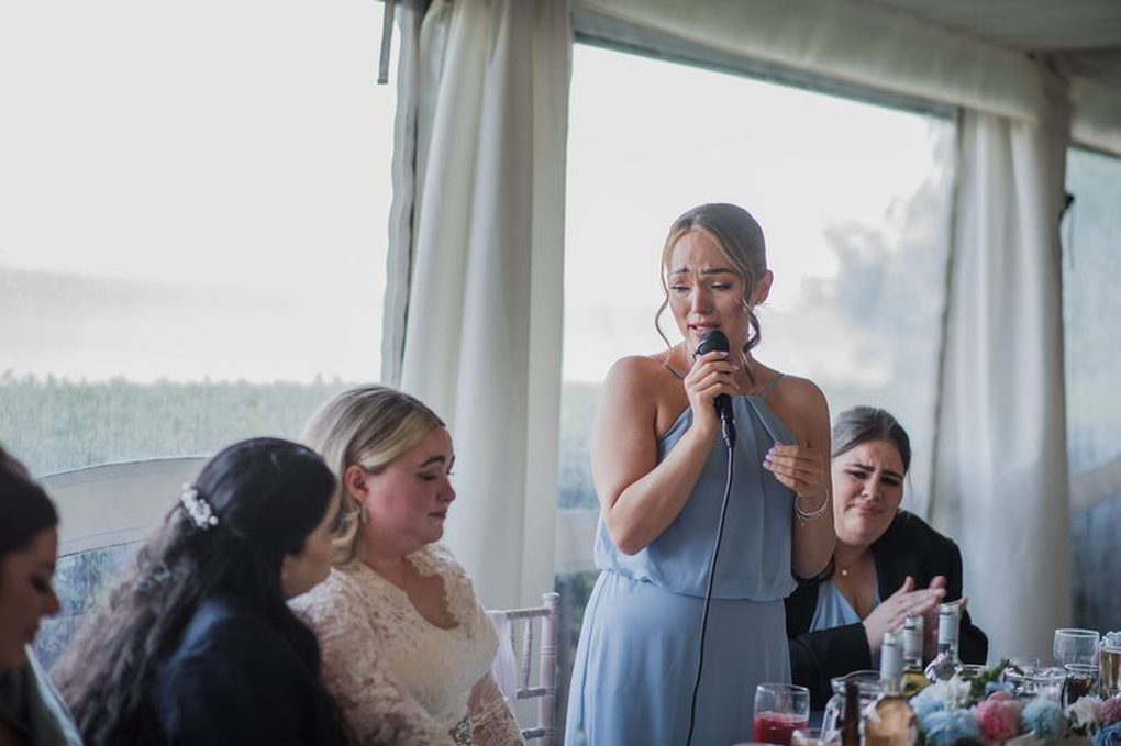 Anh: Chú rể bất ngờ bỏ trốn, cô dâu 9X dũng cảm tự tổ chức tiệc cưới - 1 Anh: Chú rể bất ngờ bỏ trốn, cô dâu 9X dũng cảm tự tổ chức tiệc cưới - 1