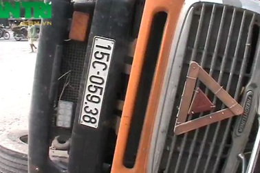 Hiện trường vụ xe container đè nát xe con 5 chỗ