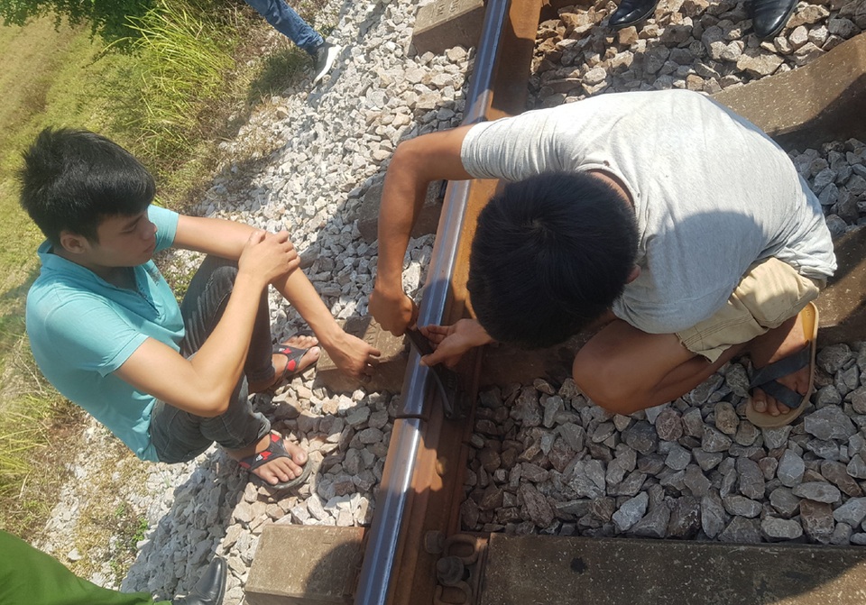 Trộm thiết bị đường tàu bán lấy tiền chơi game - 1 Trộm thiết bị đường tàu bán lấy tiền chơi game - 1