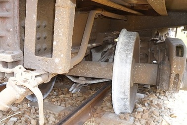 Đoàn tàu 18 toa hàng trật bánh, đường sắt tê liệt nhiều giờ