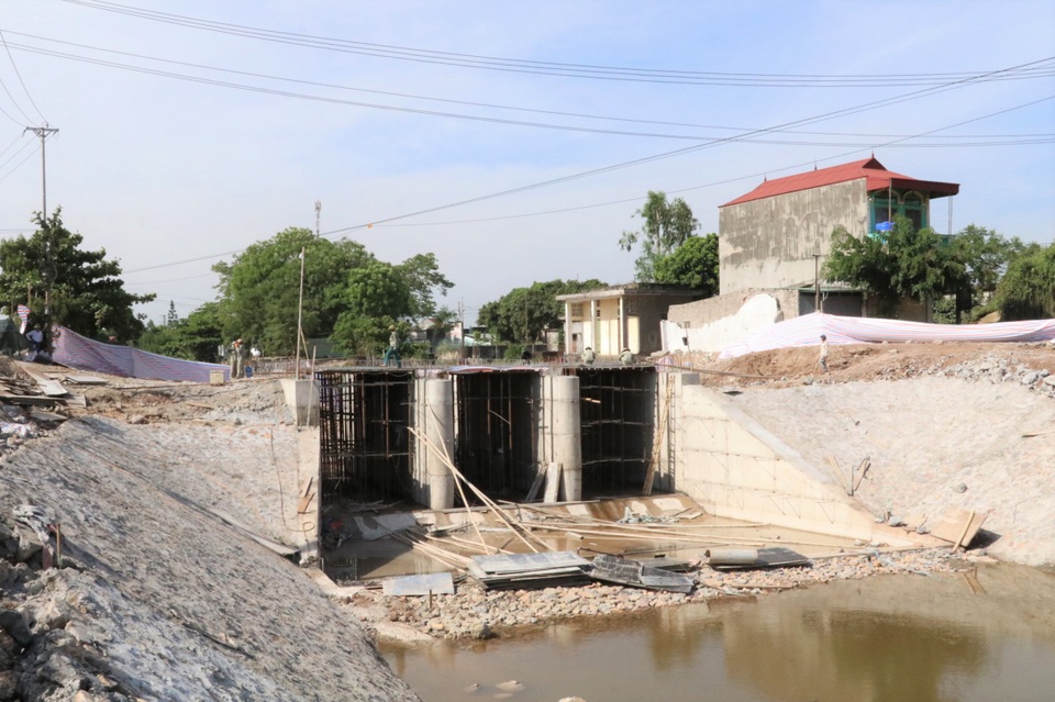 Sập giàn giáo thi công cầu, bê tông cốt thép bít kín lòng sông - 4 Sập giàn giáo thi công cầu, bê tông cốt thép bít kín lòng sông - 4
