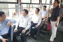 Buýt nhanh Hà Nội quá tải vào giờ cao điểm