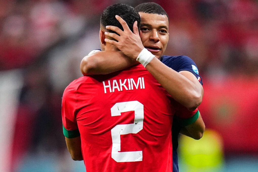 Mbappe xin lỗi vì sút bóng trúng mặt cổ động viên Pháp - 9 Mbappe xin lỗi vì sút bóng trúng mặt cổ động viên Pháp - 9