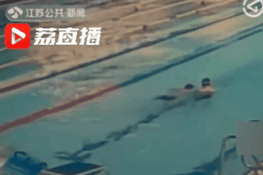 Khách Trung Quốc đi vệ sinh ngay giữa... bể bơi công cộng