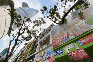 Tràn ngập biển cho thuê, bán nhà trên các tuyến phố trung tâm Sài Gòn