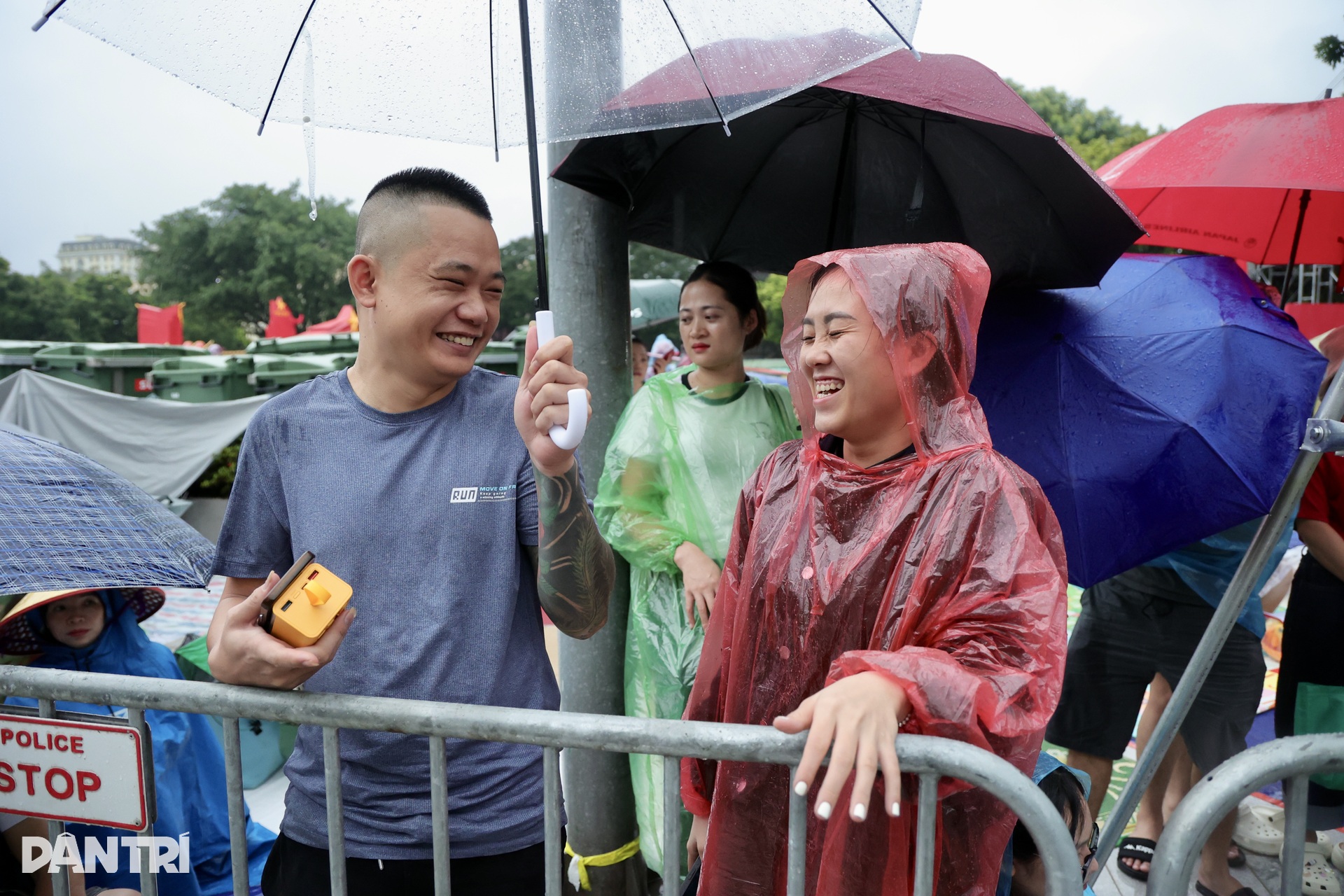 Đội ô, khoá ghế… ngồi kín vỉa hè từ đêm chờ xem sơ duyệt diễu binh - 2 Đội ô, khoá ghế… ngồi kín vỉa hè từ đêm chờ xem sơ duyệt diễu binh - 2