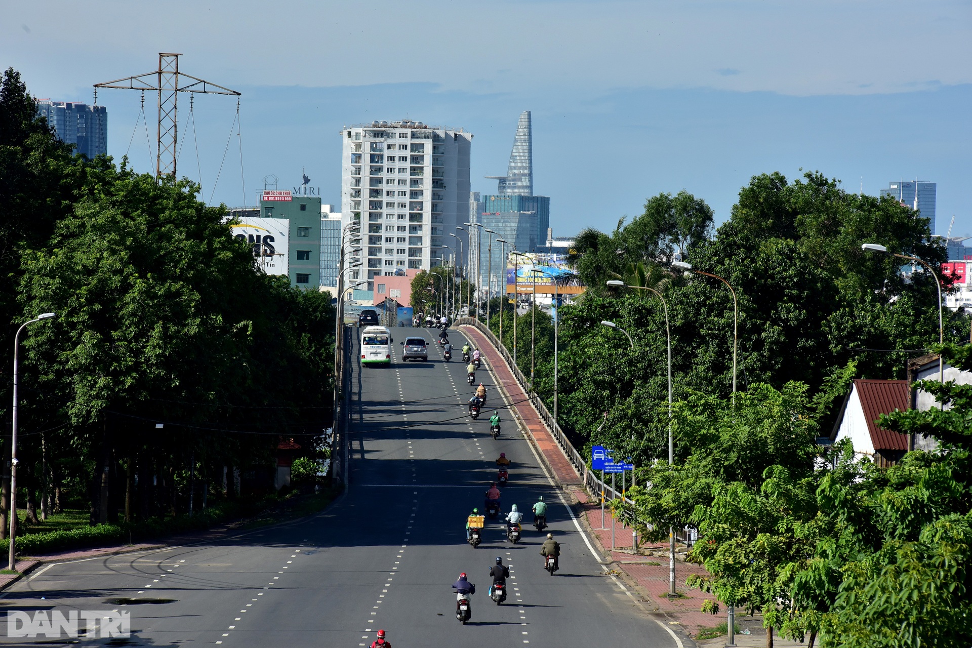 Đường phố Sài Gòn ùn ùn xe cộ, nhiều người bị xử phạt ra ngoài không lý do - 13 Đường phố Sài Gòn ùn ùn xe cộ, nhiều người bị xử phạt ra ngoài không lý do - 13