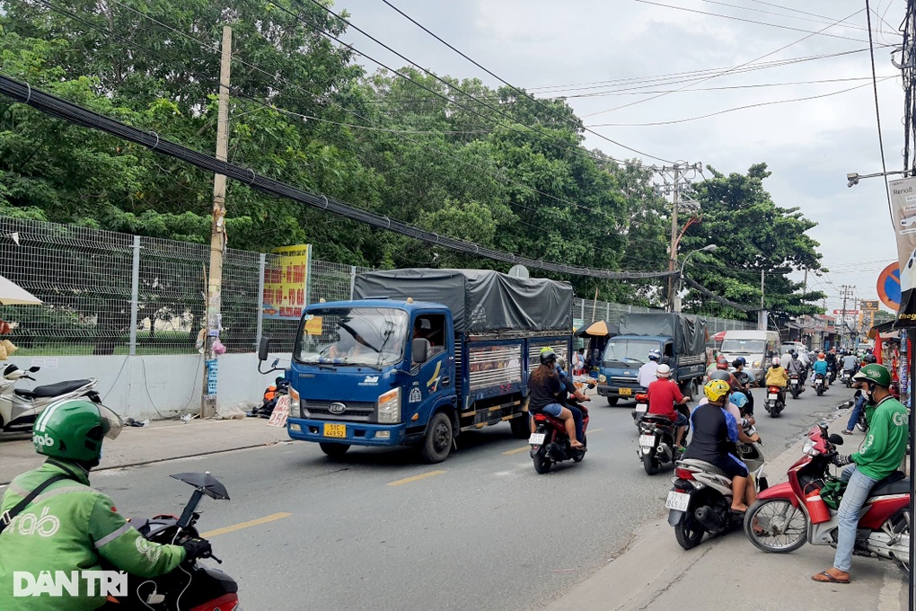 Mâu thuẫn va chạm giao thông, tài xế xe ben cầm mã tấu chém... xe ba gác - 2 Mâu thuẫn va chạm giao thông, tài xế xe ben cầm mã tấu chém... xe ba gác - 2