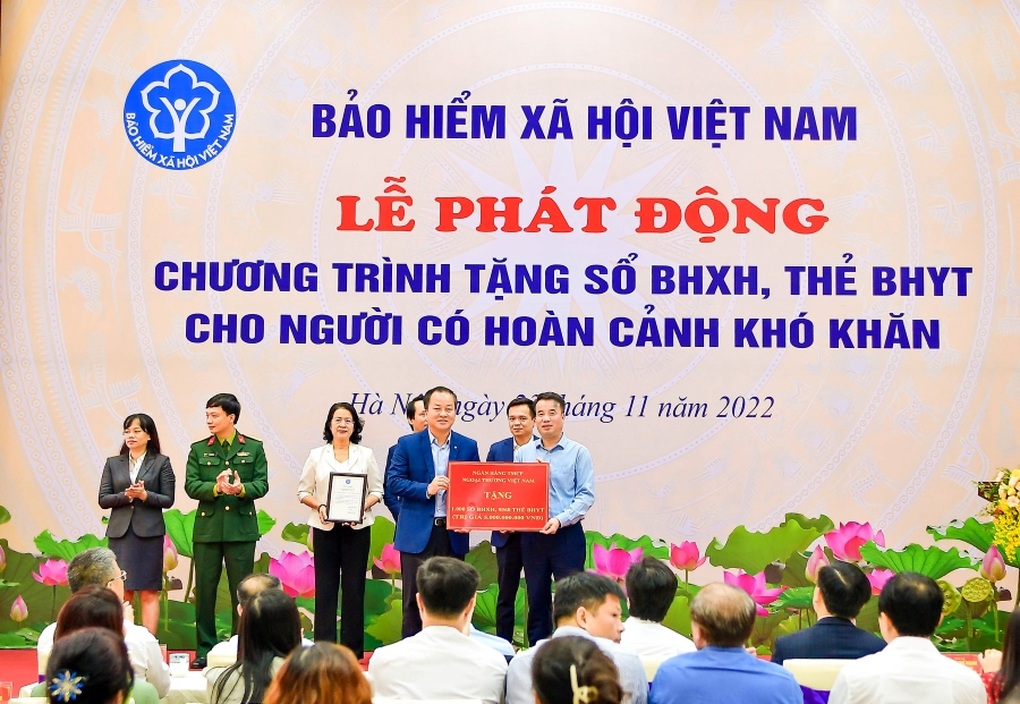 Vietcombank tặng bảo hiểm xã hội, bảo hiểm y tế cho người có hoàn cảnh khó khăn