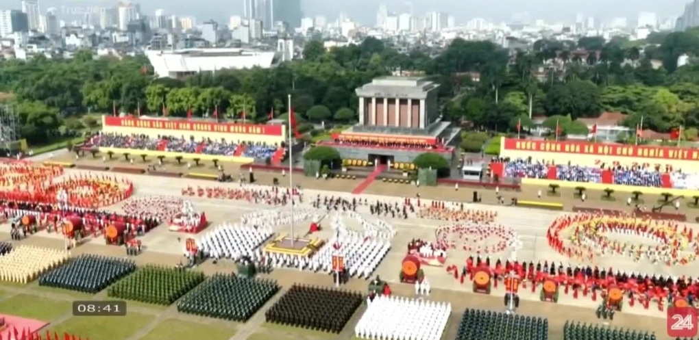 2.000 orang membawakan Vietnamese Spirit, menyentuh jutaan hati - 3 2.000 người đồng diễn Khí phách Việt Nam làm thổn thức hàng triệu con tim - 3