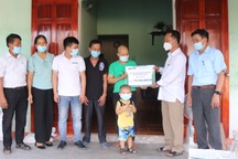 Bạn đọc hỗ trợ người phụ nữ ung thư chăm chồng bệnh tật gần 110 triệu đồng