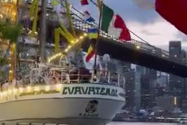 Tàu hải quân Mexico va vào cầu Brooklyn