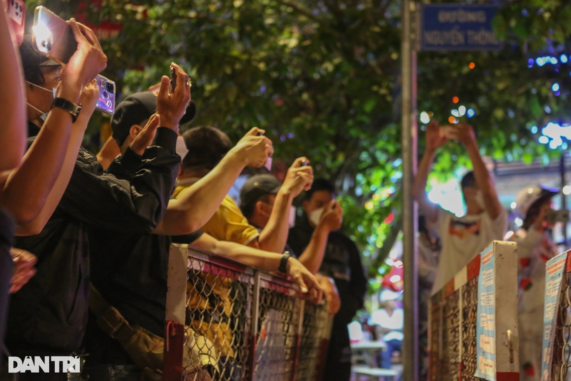 Hơn 4 giờ phong tỏa, khám xét nhà bà Phương Hằng trong đêm - 11 Hơn 4 giờ phong tỏa, khám xét nhà bà Phương Hằng trong đêm - 11