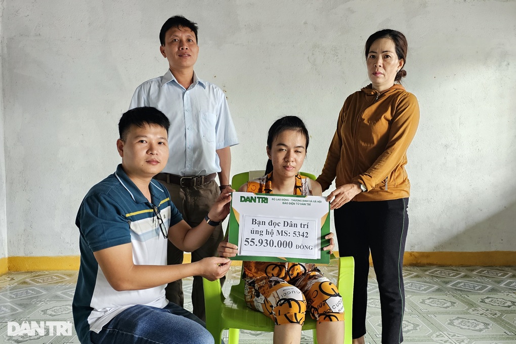 Bạn đọc chia sẻ khó khăn với người mẹ đơn thân chăm con gái bị teo tiểu não - 1 Bạn đọc chia sẻ khó khăn với người mẹ đơn thân chăm con gái bị teo tiểu não - 1