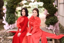 Chị em Sao mai Thu Hà - Linh Hoa hoá “tiên nữ” du Xuân trong MV Tết