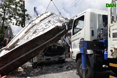 Hiện trường xe tải kéo sập cổng chào