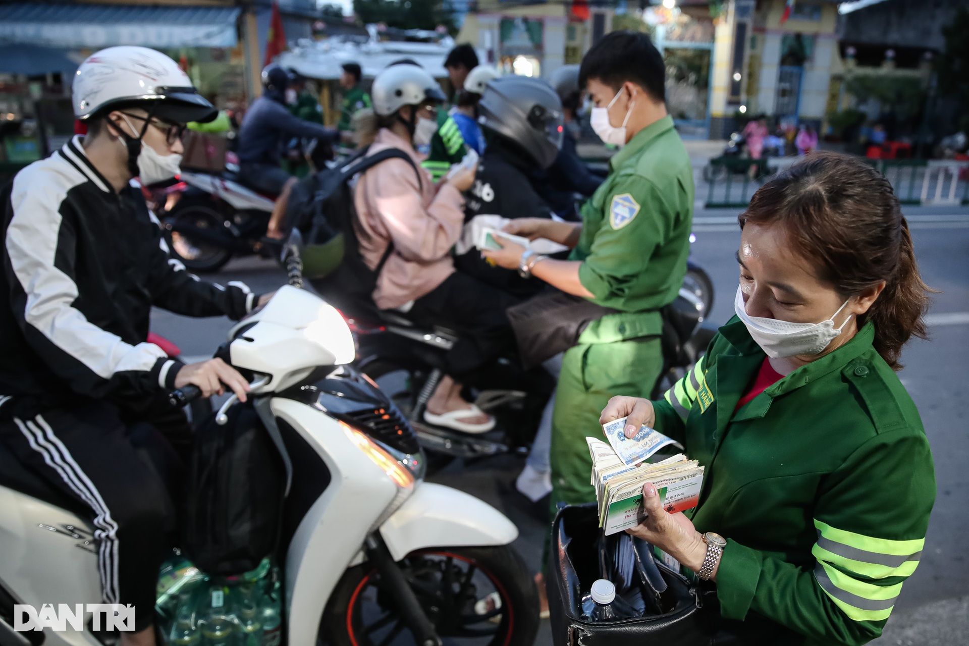Cửa ngõ TPHCM kẹt xe nghiêm trọng khi người dân đổ về sau kỳ nghỉ lễ - 14 Cửa ngõ TPHCM kẹt xe nghiêm trọng khi người dân đổ về sau kỳ nghỉ lễ - 14