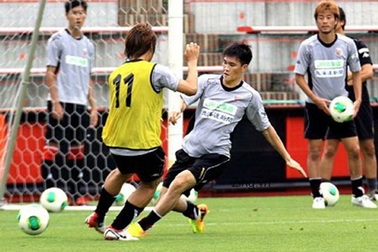 Công Vinh “tịt ngòi” trong trận giao hữu của Consadole Sapporo