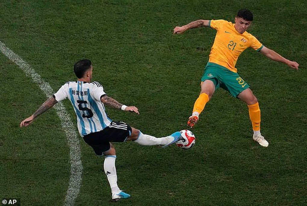 Lionel Messi có động thái phũ phàng khiến cầu thủ Man City buồn tủi - 2 Lionel Messi có động thái phũ phàng khiến cầu thủ Man City buồn tủi - 2