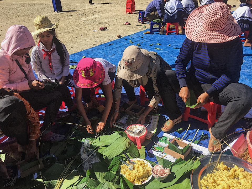 Thầy trò trường vùng cao tự tay gói bánh chưng đón Tết - 6 Thầy trò trường vùng cao tự tay gói bánh chưng đón Tết - 6