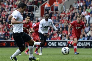 Van Persie tự trách mình vì sút hỏng penalty